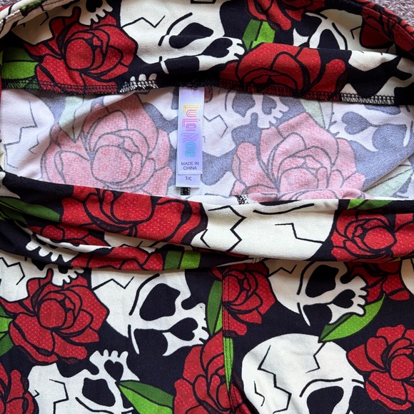 LuLaRoe Ghouls Halloween Skulls Rose Leggings Comfort Stretch Pants Goth | T/C - Picture 7 of 13